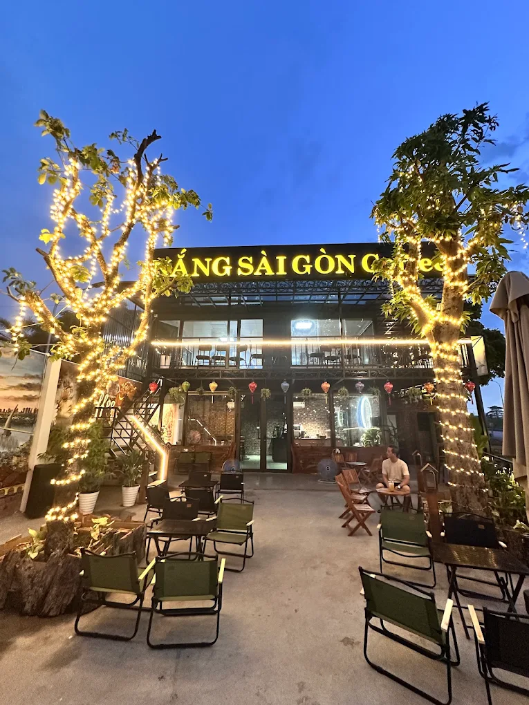 Mặt tiền Nắng Sài Gòn Coffee lúc chiều