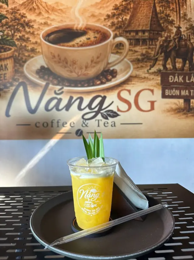 Ly đồ uống lạnh màu vàng với lá trang trí