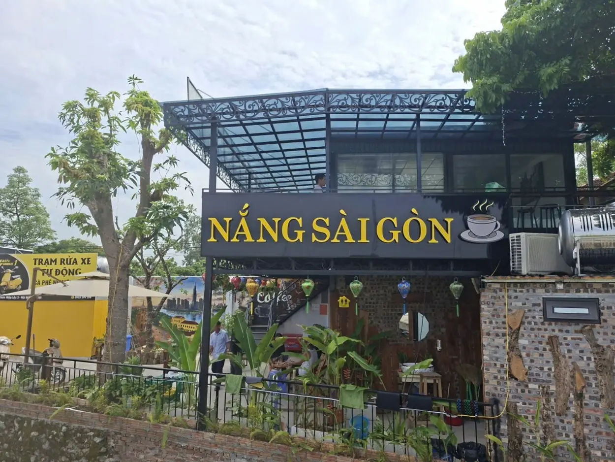Mặt tiền Nắng Sài Gòn Coffee & Tea và bảng hiệu vào ban ngày
