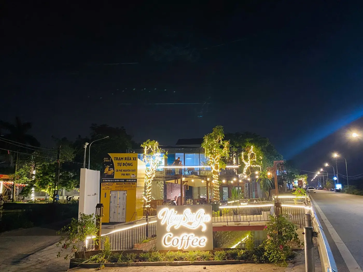 Toàn cảnh Nắng Sài Gòn Coffee & Tea buổi tối, đèn vàng trang trí khu sân và tầng trên